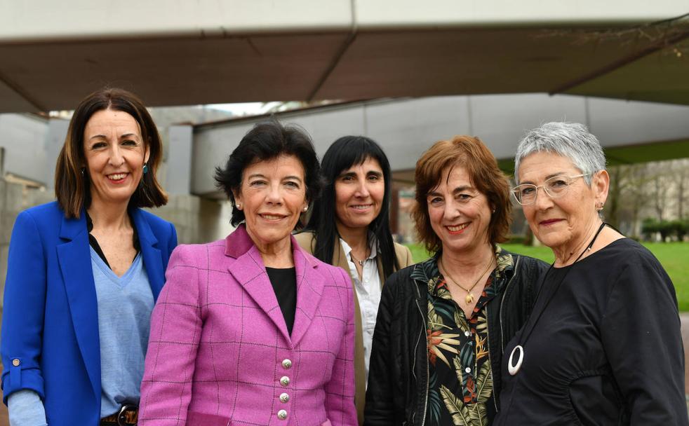 La directora de instituto Idoia Pujana, la ministra Isabel Celaá, la rectora Nekane Balluerka, la consejera Cristina Uriarte y la presidenta del Consejo Escolar Nélida Zaitegi. 