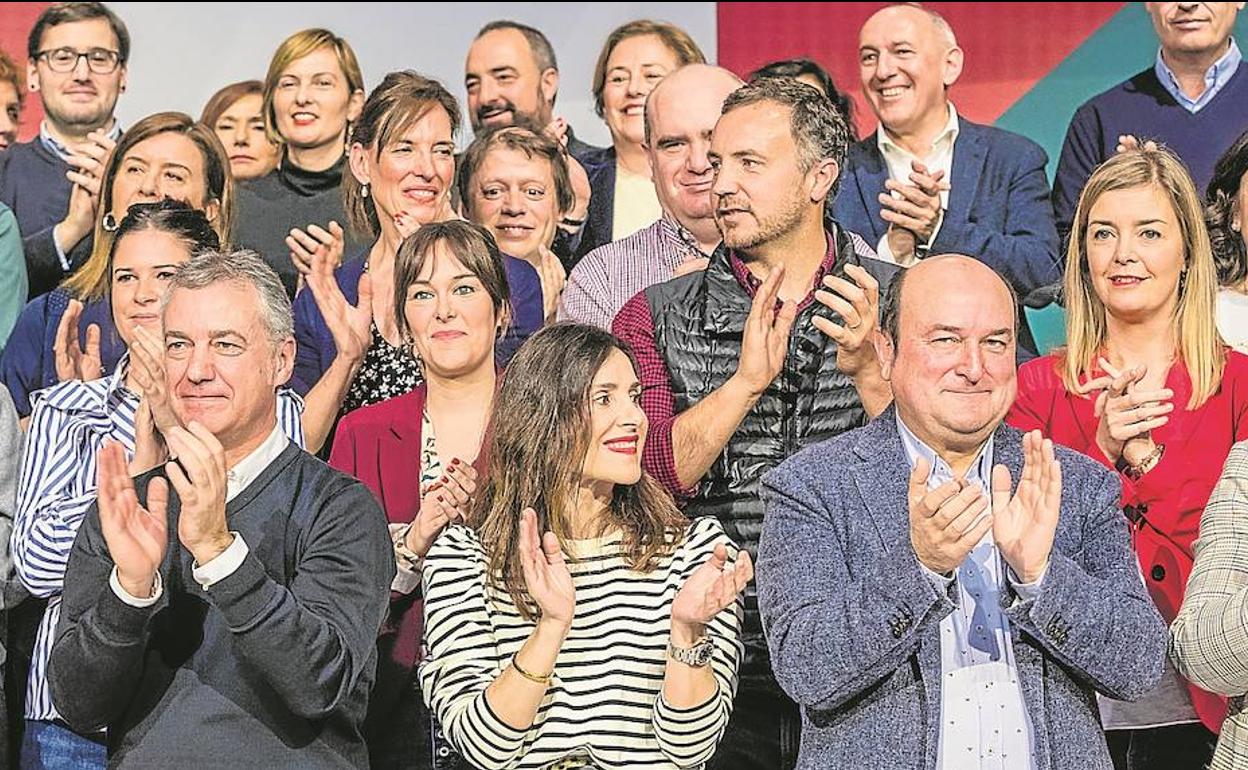 Iñigo Urkullu, Bakartxo Tejeria y Andoni Ortuzar, durante el acto de presentación de las candidaturas del PNV, ayer en Vitoria. 