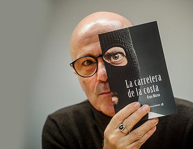 El escritor zarauztarra, con un ejemplar de su novela. 
