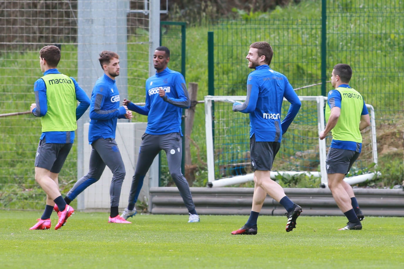 Los jugadores de la Real Sociedad han entrenado este lunes para preparar el derbi de mañana ante el Eibar en Ipurua.