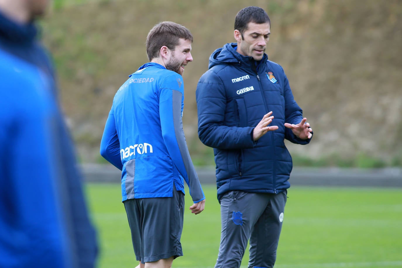 Los jugadores de la Real Sociedad han entrenado este lunes para preparar el derbi de mañana ante el Eibar en Ipurua.