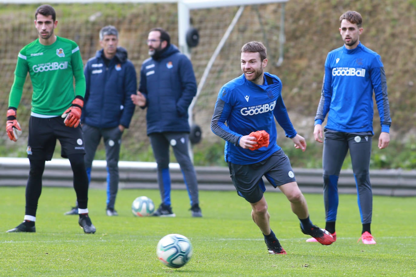 Los jugadores de la Real Sociedad han entrenado este lunes para preparar el derbi de mañana ante el Eibar en Ipurua.