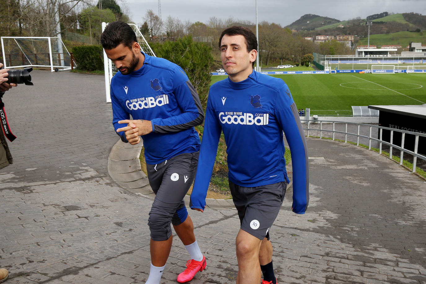 Los jugadores de la Real Sociedad han entrenado este lunes para preparar el derbi de mañana ante el Eibar en Ipurua.