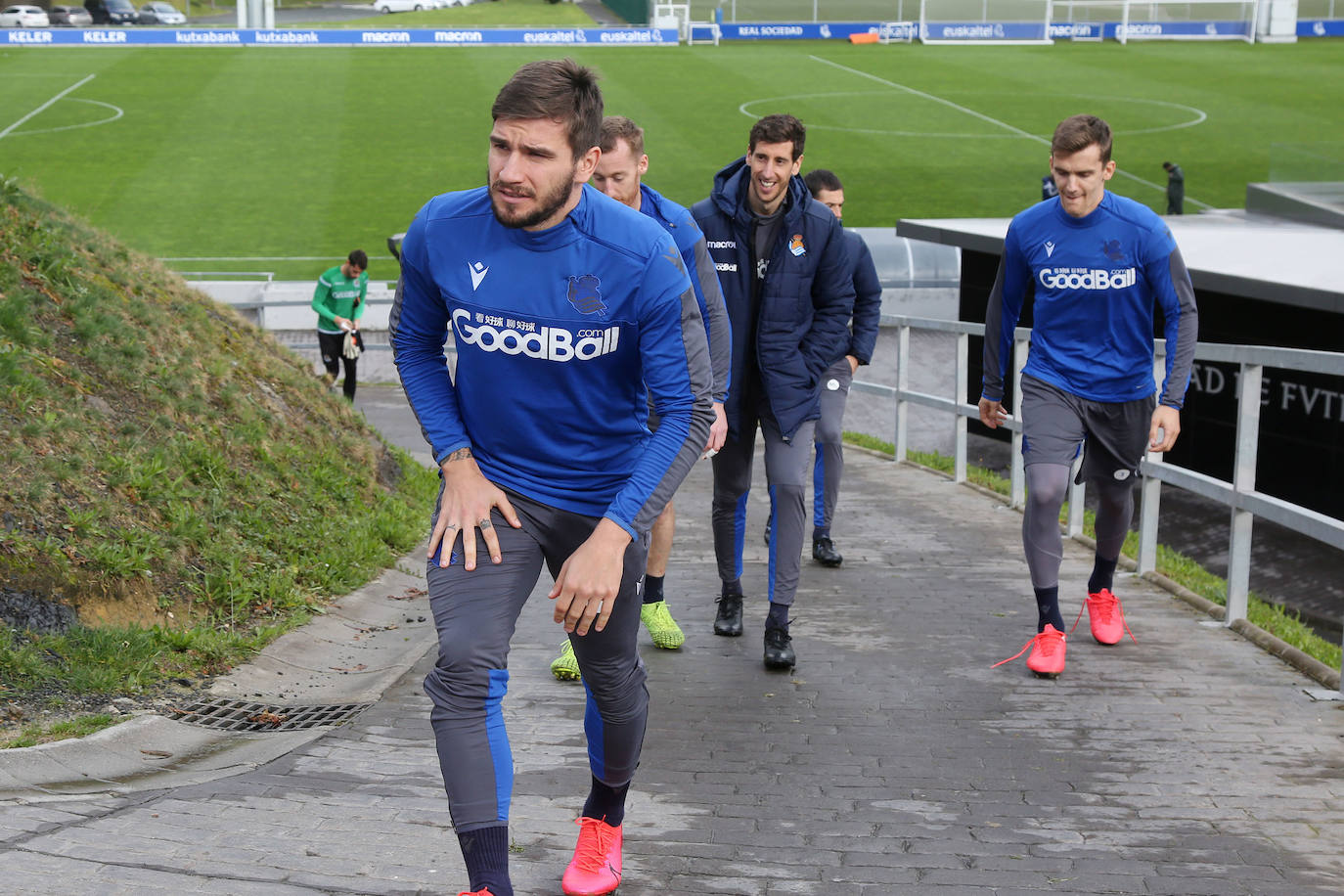 Los jugadores de la Real Sociedad han entrenado este lunes para preparar el derbi de mañana ante el Eibar en Ipurua.