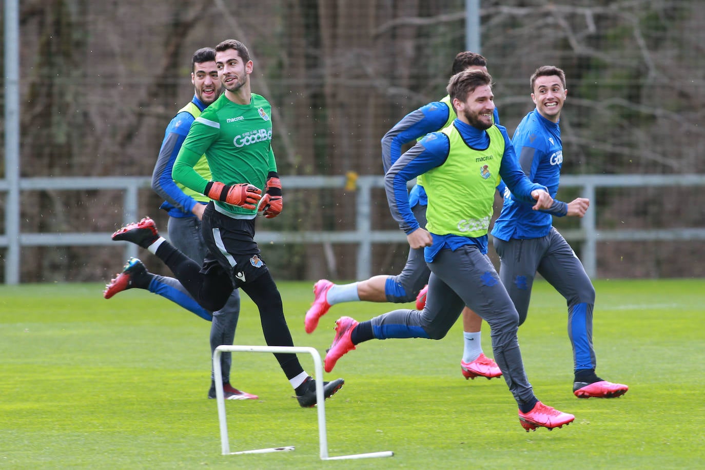 Los jugadores de la Real Sociedad han entrenado este lunes para preparar el derbi de mañana ante el Eibar en Ipurua.