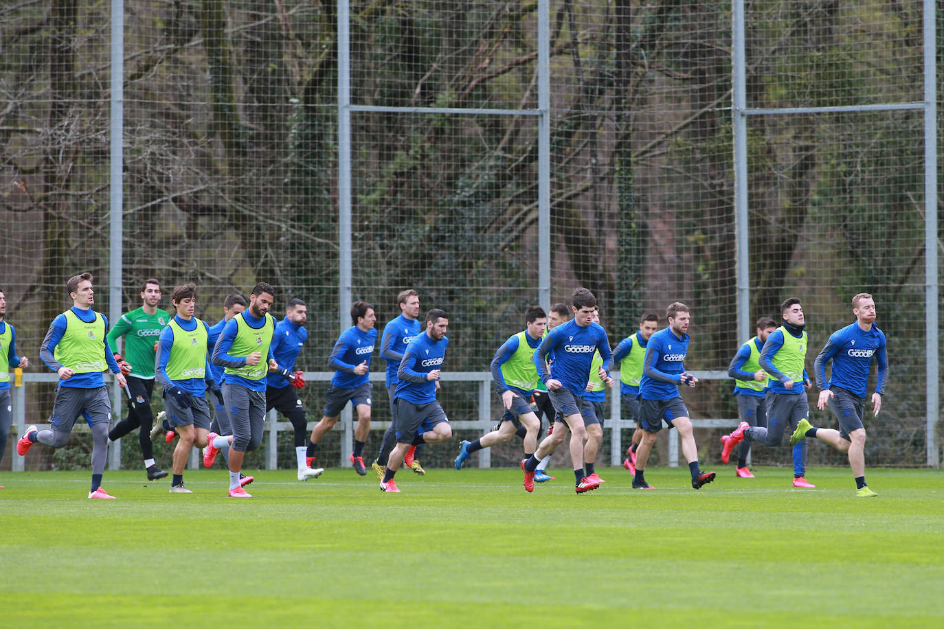 Los jugadores de la Real Sociedad han entrenado este lunes para preparar el derbi de mañana ante el Eibar en Ipurua.