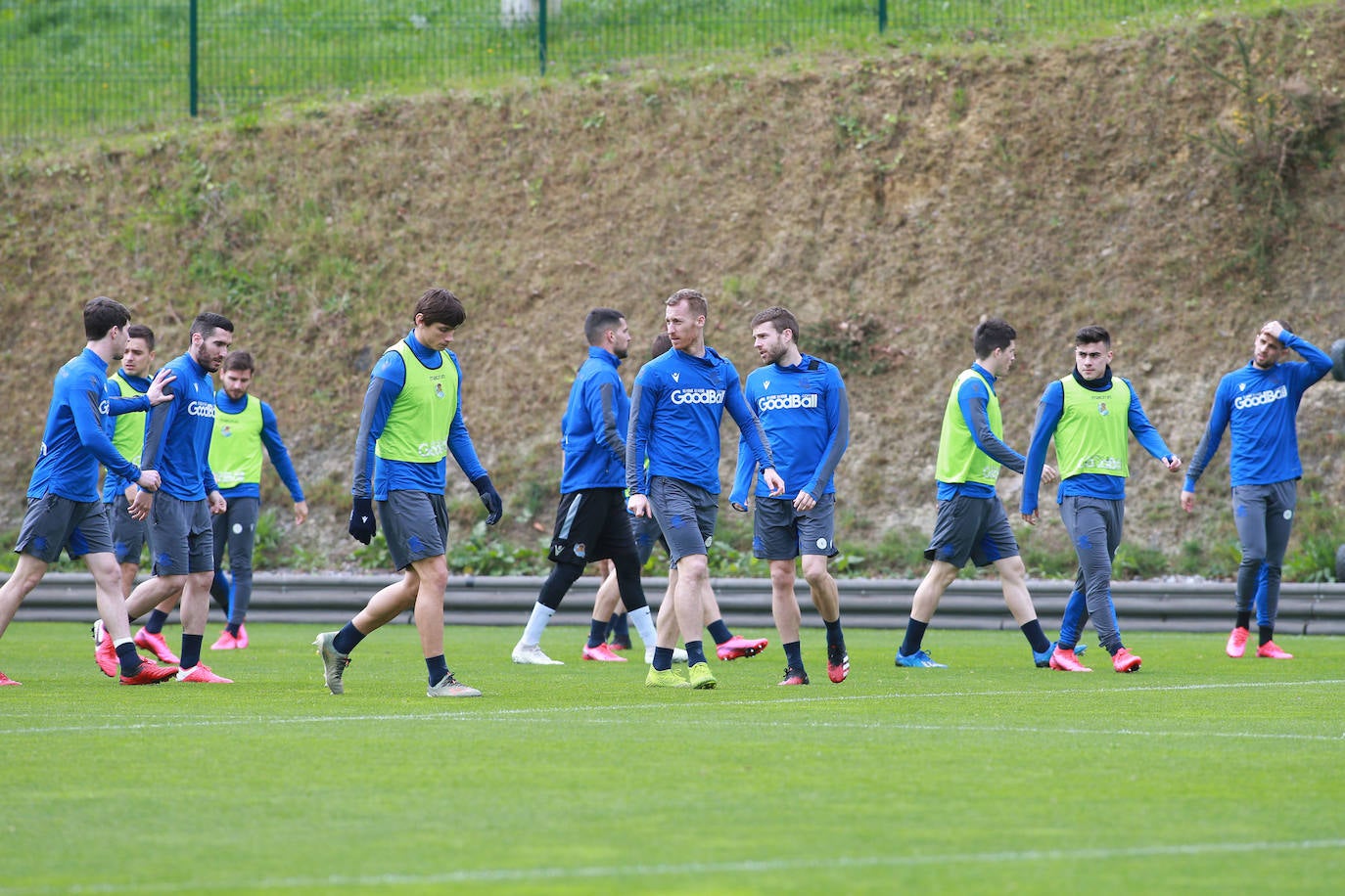 Los jugadores de la Real Sociedad han entrenado este lunes para preparar el derbi de mañana ante el Eibar en Ipurua.