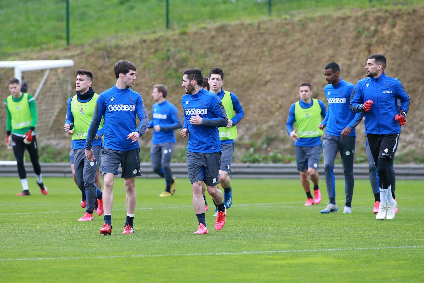 Los jugadores de la Real Sociedad han entrenado este lunes para preparar el derbi de mañana ante el Eibar en Ipurua.