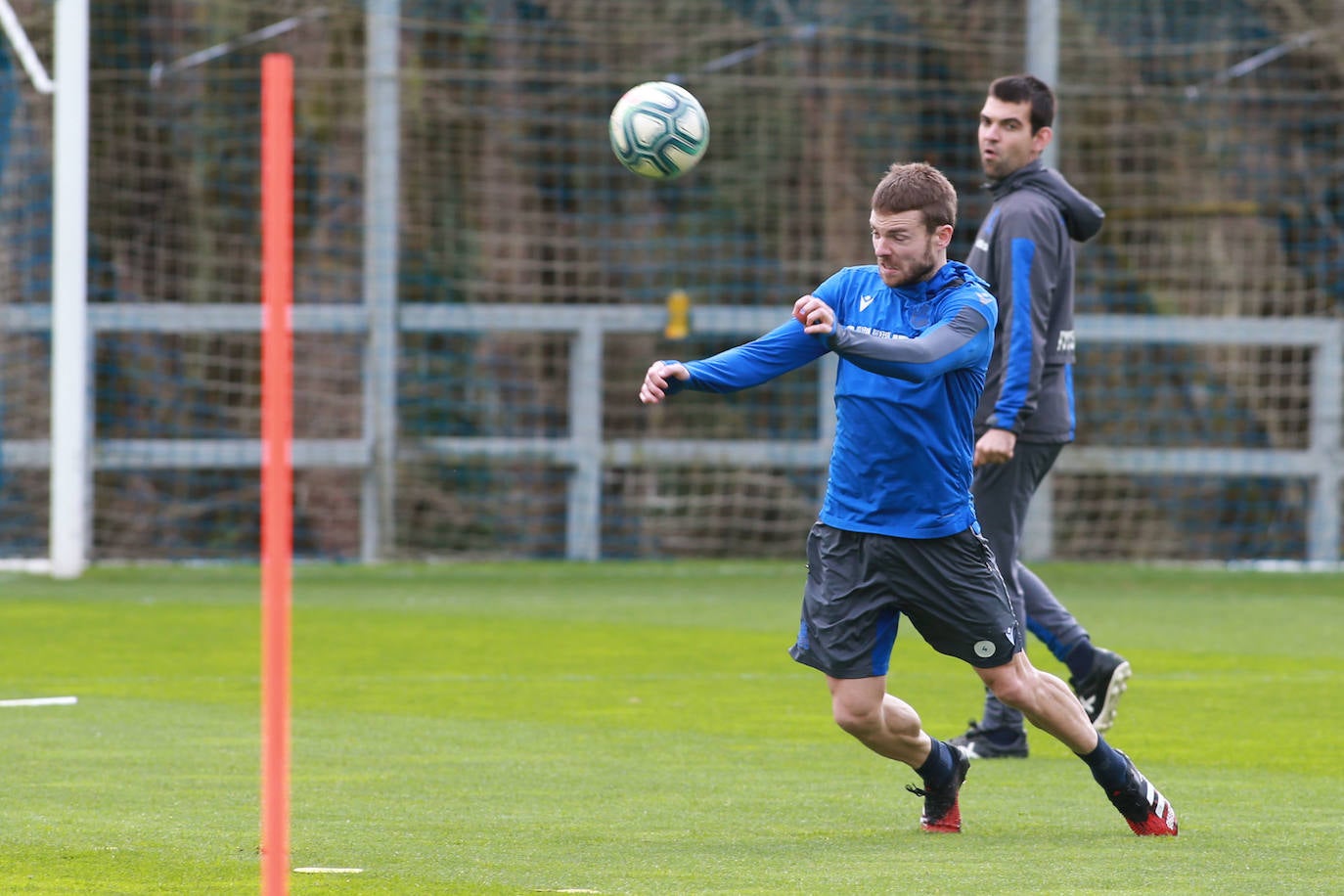 Los jugadores de la Real Sociedad han entrenado este lunes para preparar el derbi de mañana ante el Eibar en Ipurua.