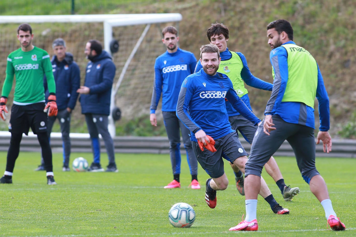 Los jugadores de la Real Sociedad han entrenado este lunes para preparar el derbi de mañana ante el Eibar en Ipurua.