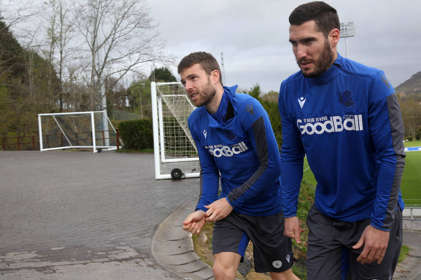 Los jugadores de la Real Sociedad han entrenado este lunes para preparar el derbi de mañana ante el Eibar en Ipurua.