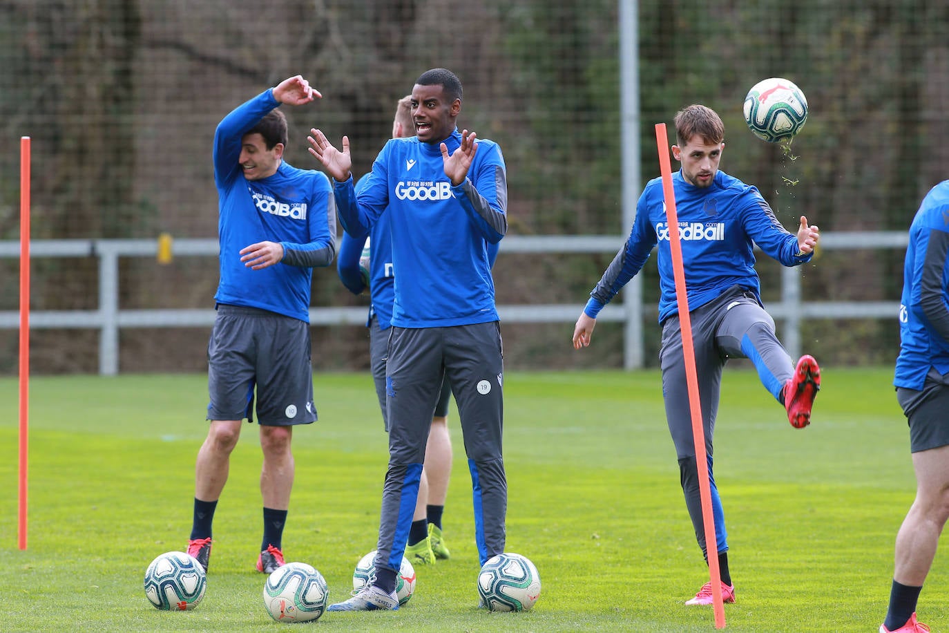 Los jugadores de la Real Sociedad han entrenado este lunes para preparar el derbi de mañana ante el Eibar en Ipurua.