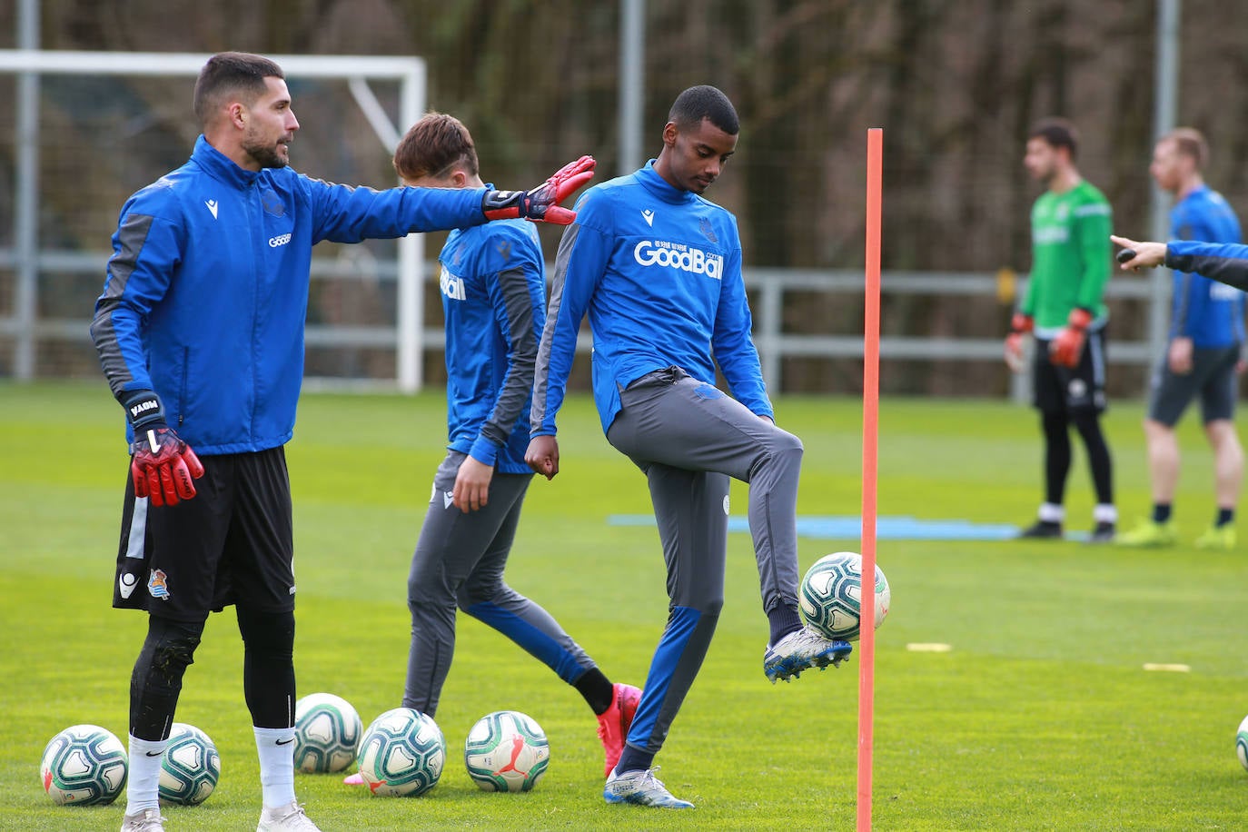 Los jugadores de la Real Sociedad han entrenado este lunes para preparar el derbi de mañana ante el Eibar en Ipurua.