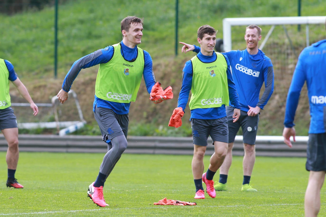 Los jugadores de la Real Sociedad han entrenado este lunes para preparar el derbi de mañana ante el Eibar en Ipurua.