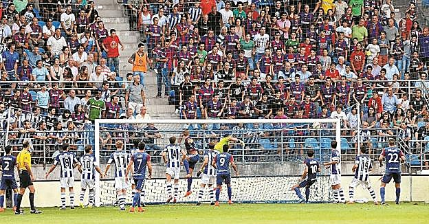 Javi Lara da al Eibar el primer derbi contra la Real Sociedad en Primera División, al ejecutar de manera soberbia una falta. 