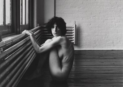 Imagen secundaria 1 - Patti Smith en tres momentos de su vida: en una actuación de 2019; fotografíada por Mapplethorpe y en 2004.