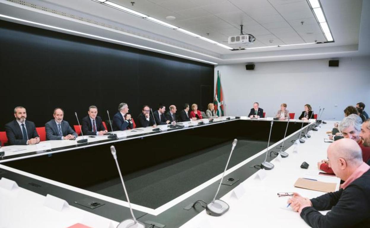 La reunión del Gobierno Vasco con representantes de las patronales vascas, de las cámaras de comercio y de organizaciones sindicales