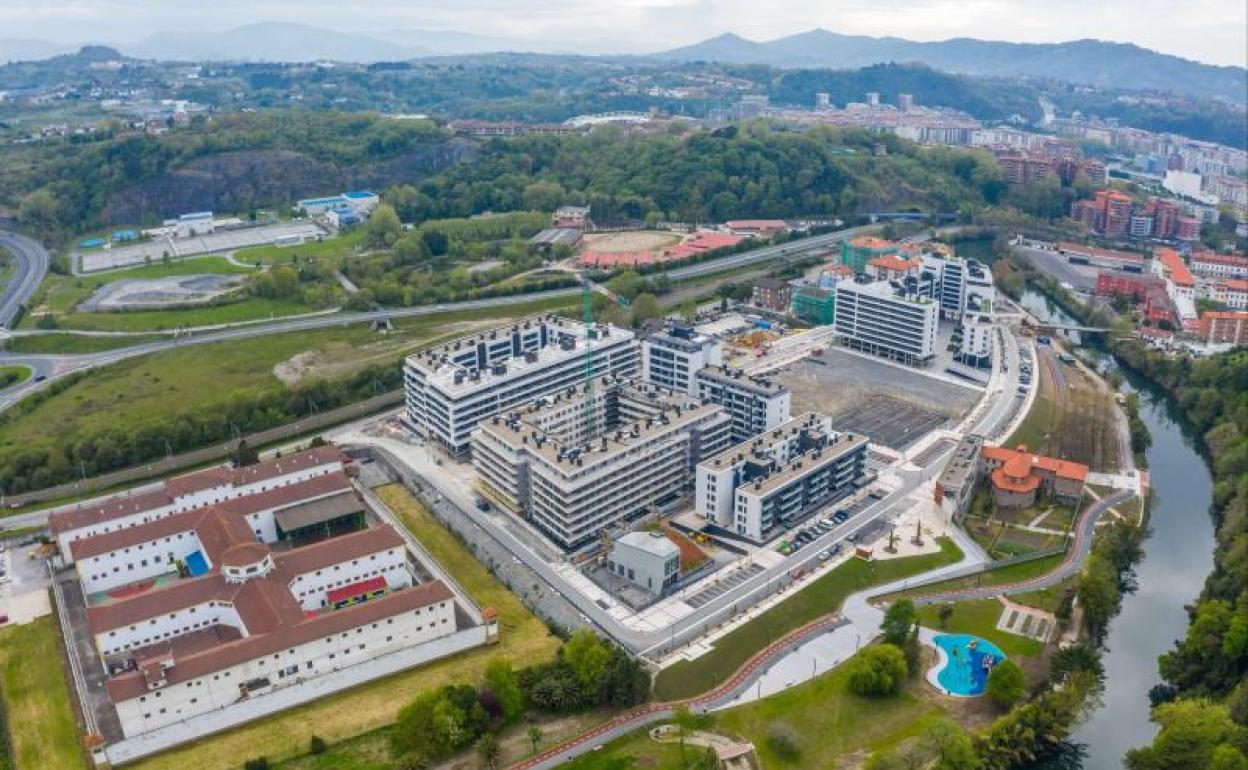 Imagen aérea de la primera fase de Txomin Enea junto a los terrenos de la cárcel, donde se desarrollará la segunda fase con 359 viviendas más. 