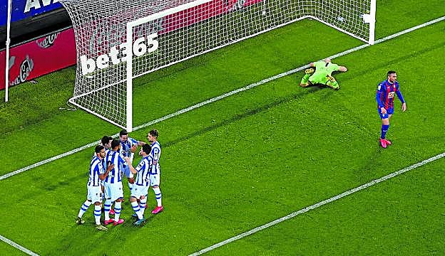 Los jugadores de la Real celebran el gol de Oyarzabal con el portero Dmitrovic batido. 