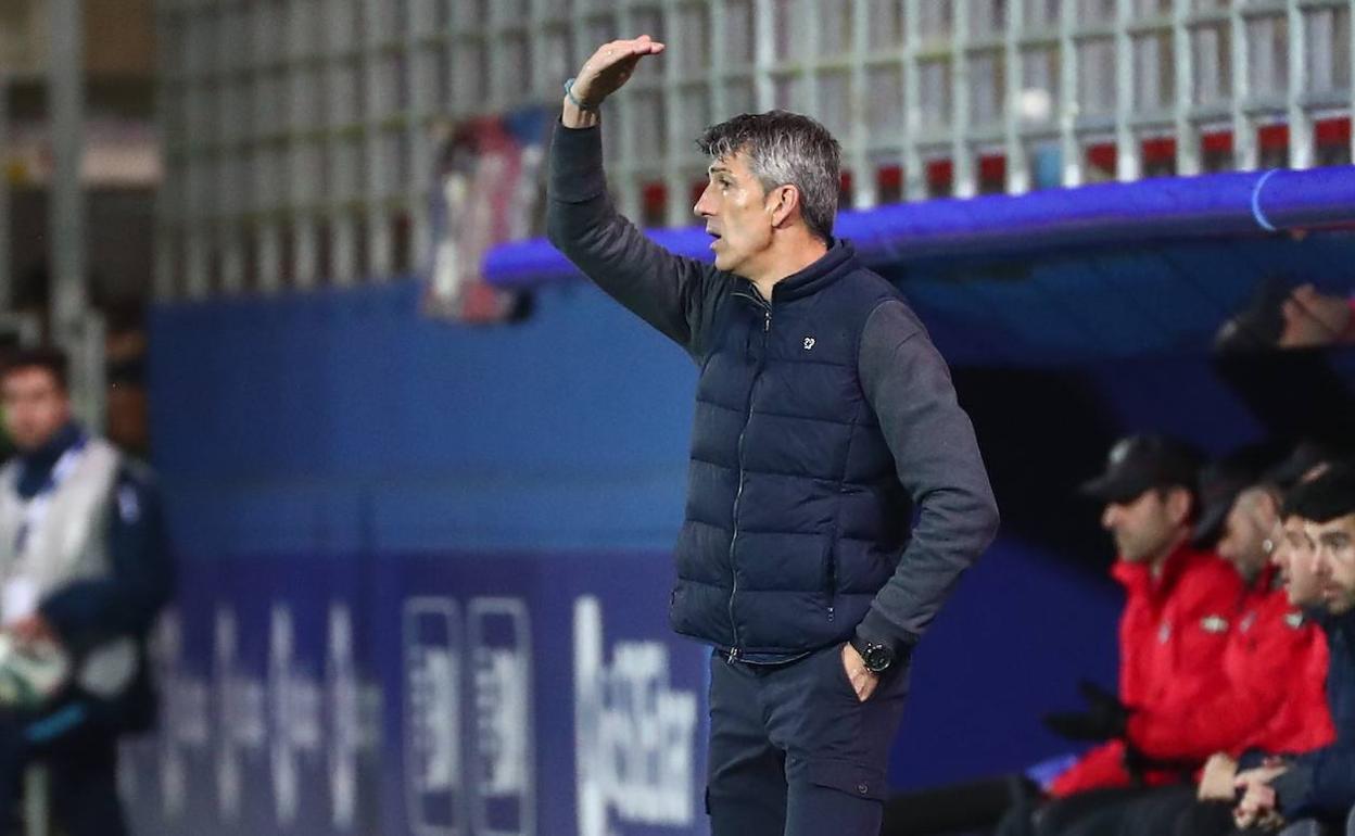 Imanol da instrucciones durante el encuentro.