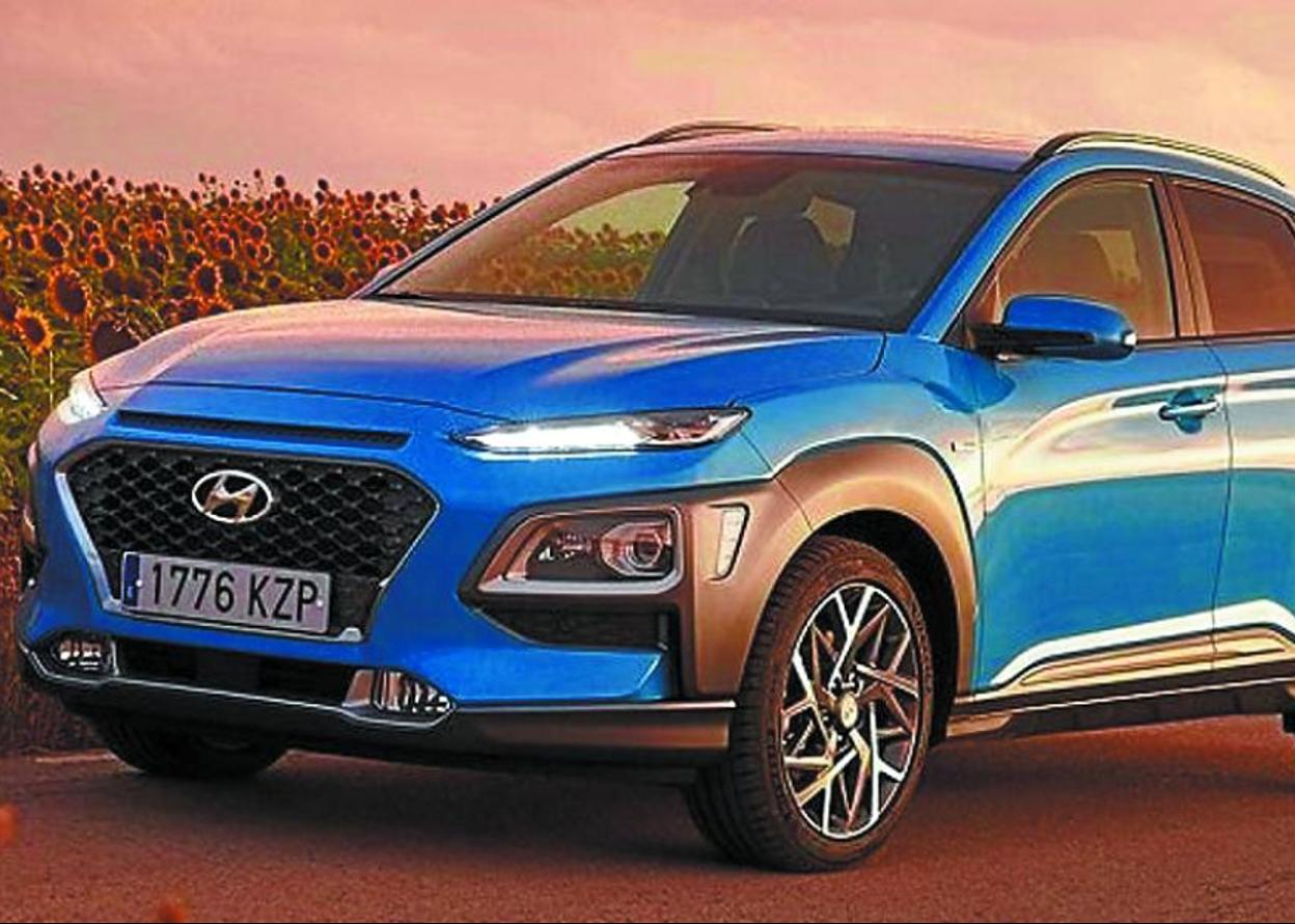El Hyundai Kona varía según su versión en detalles como el salpicadero o las llantas y el frontal. 