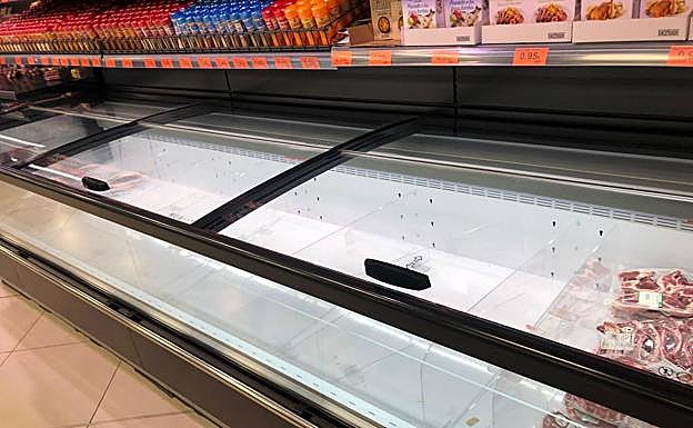 Un expositor de congelado vacío en Mercadona de Belartza.
