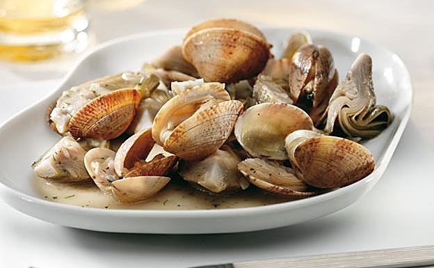 Alcachofas con almejas en salsa verde 