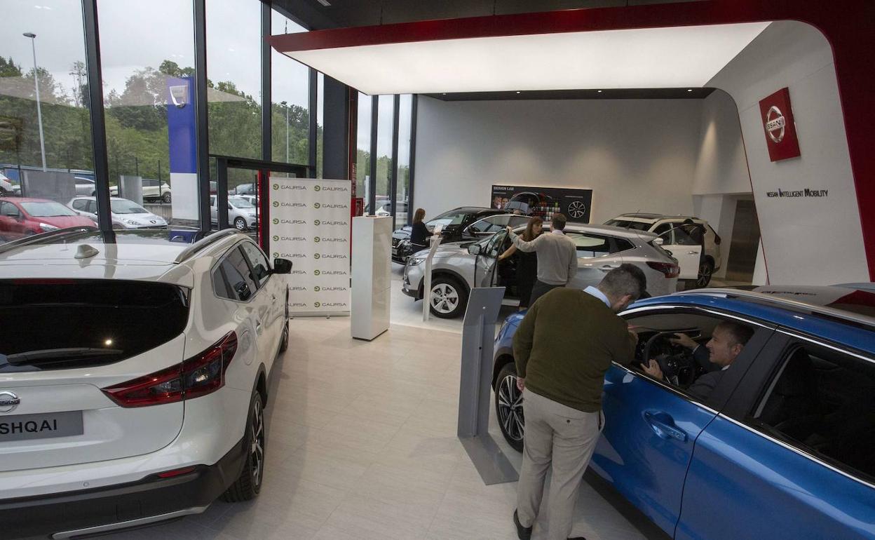 Clientes en un concesionario guipuzcoano. 