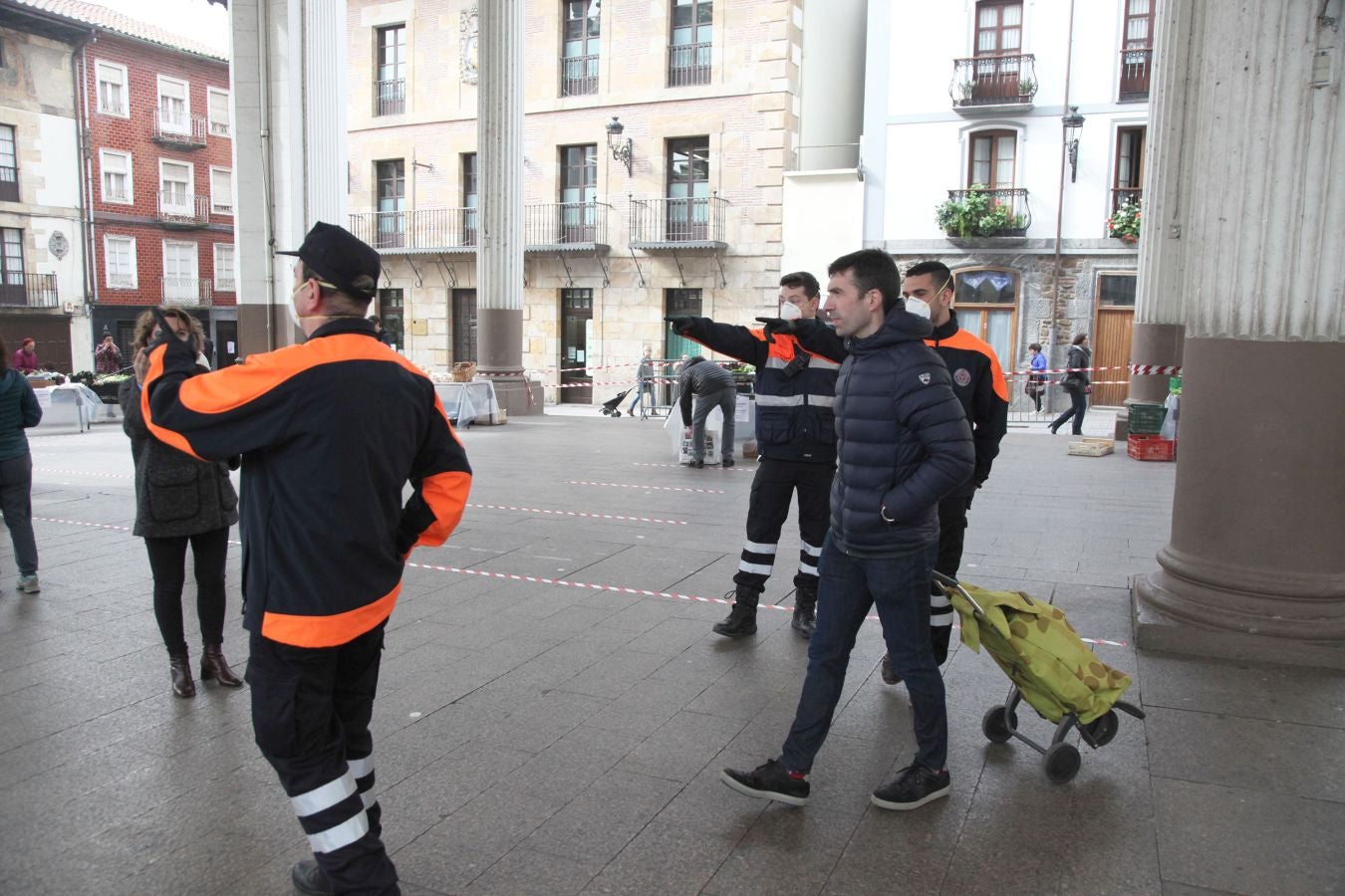 Pese al estado de alarma Odrizia no ha dejado de celebrar su mercado semanal, aunque lo ha hecho con medidas muy restrictivas.Se ha controlado el acceso a la plaza goierritarra, se han establecido cintas en el suelo para marcar las distancias, y el género no ha estado expuesto en las mesas frontales de los baserritarras, sino detrás de ellos