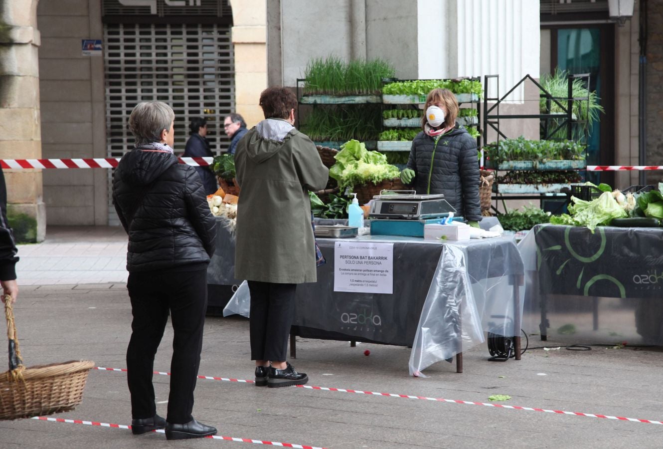 Pese al estado de alarma Odrizia no ha dejado de celebrar su mercado semanal, aunque lo ha hecho con medidas muy restrictivas.Se ha controlado el acceso a la plaza goierritarra, se han establecido cintas en el suelo para marcar las distancias, y el género no ha estado expuesto en las mesas frontales de los baserritarras, sino detrás de ellos
