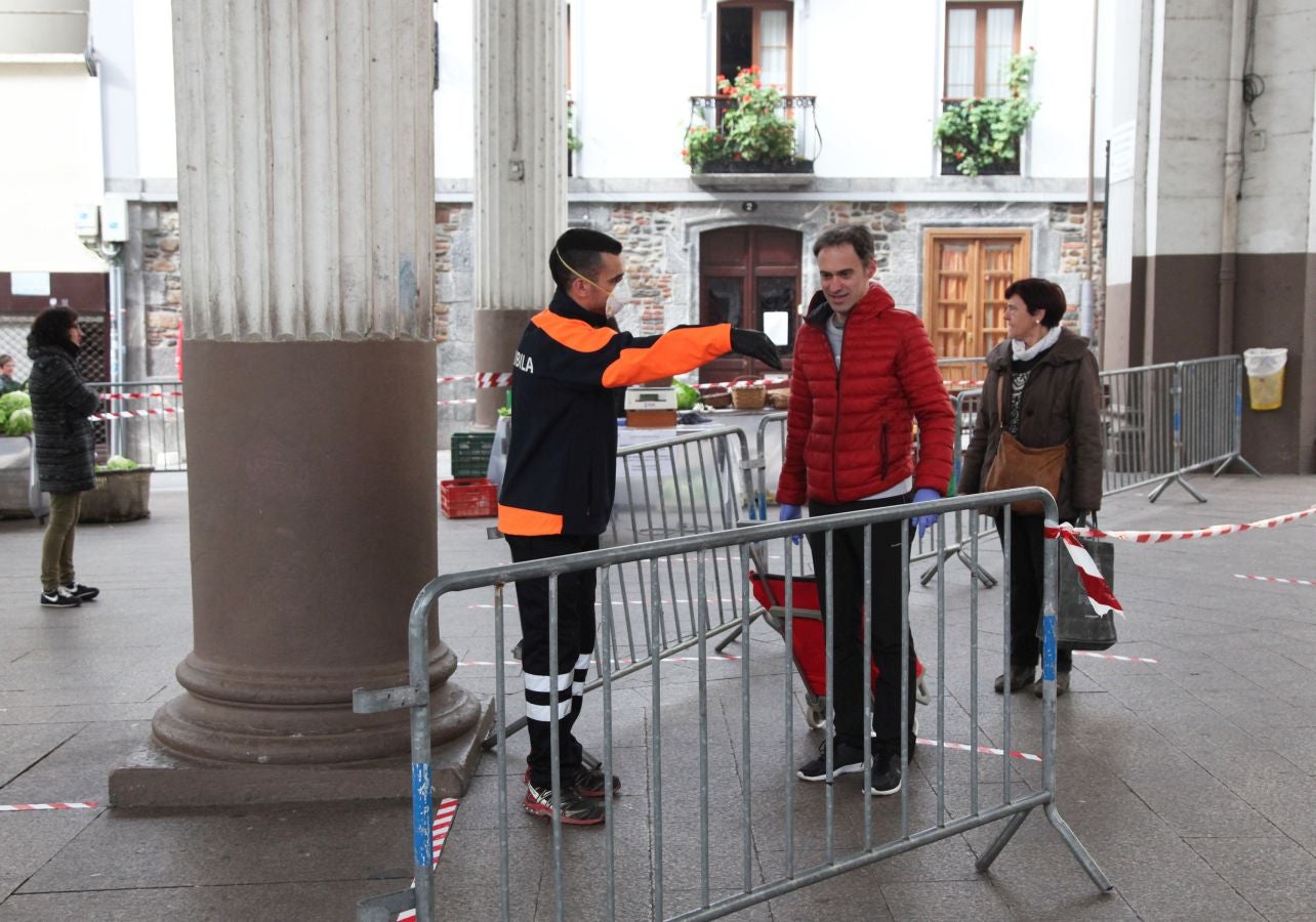 Pese al estado de alarma Odrizia no ha dejado de celebrar su mercado semanal, aunque lo ha hecho con medidas muy restrictivas.Se ha controlado el acceso a la plaza goierritarra, se han establecido cintas en el suelo para marcar las distancias, y el género no ha estado expuesto en las mesas frontales de los baserritarras, sino detrás de ellos
