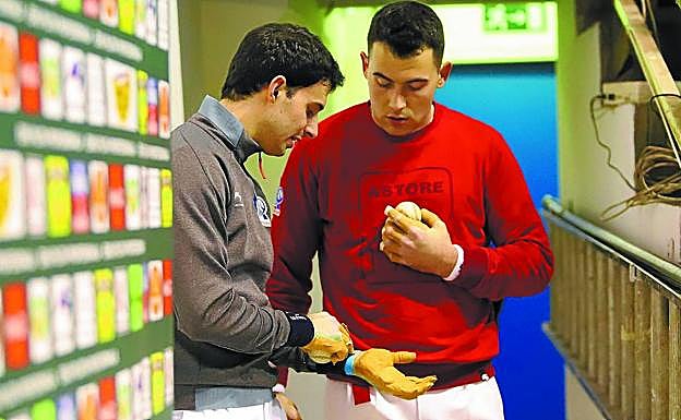 Jokin Altuna y Erik Jaka cambian impresiones tras una elección de material en el Astelena de Eibar.