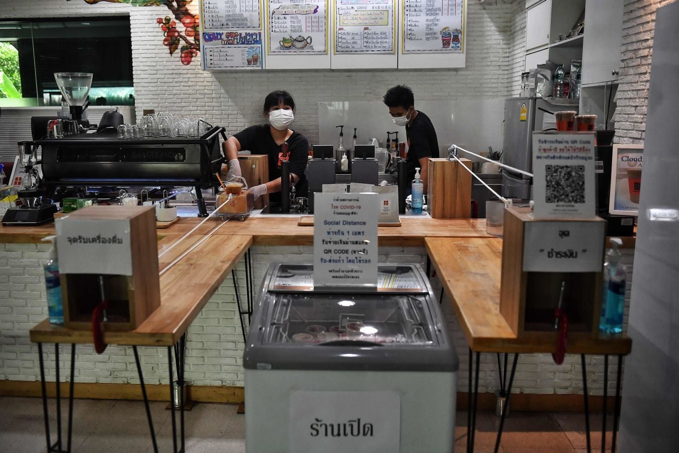 Una cafetería de Bangkok ha ideado este sistema rudimentario a la par de original para que los clientes puedan pagar sus cafés respetando las distancias de seguridad.