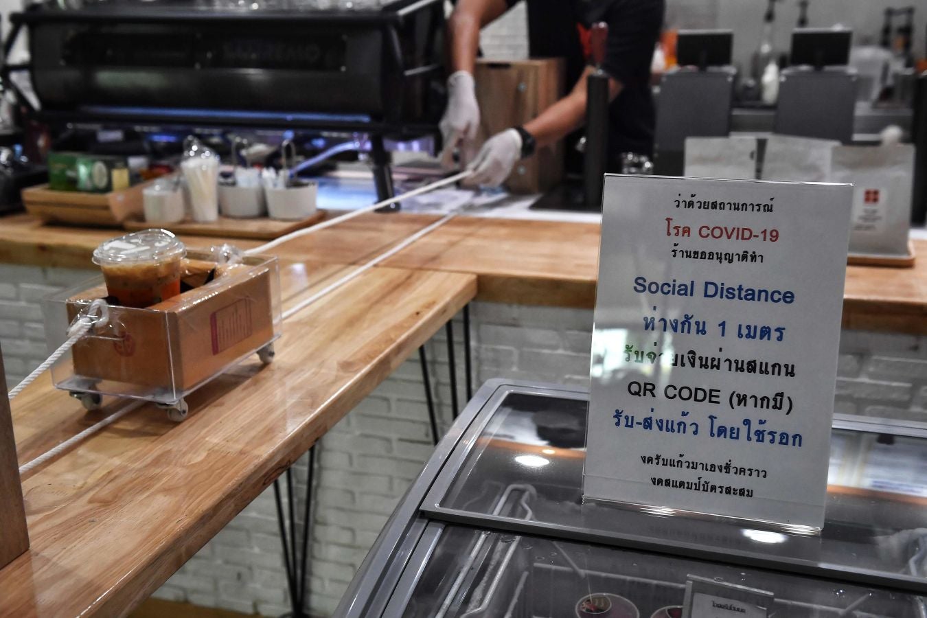 Una cafetería de Bangkok ha ideado este sistema rudimentario a la par de original para que los clientes puedan pagar sus cafés respetando las distancias de seguridad.