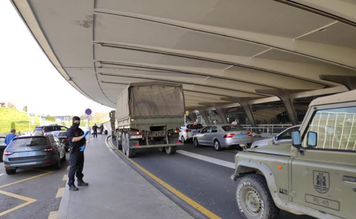 Unidades de UME llegan al Aeropuerto de Bilbao.