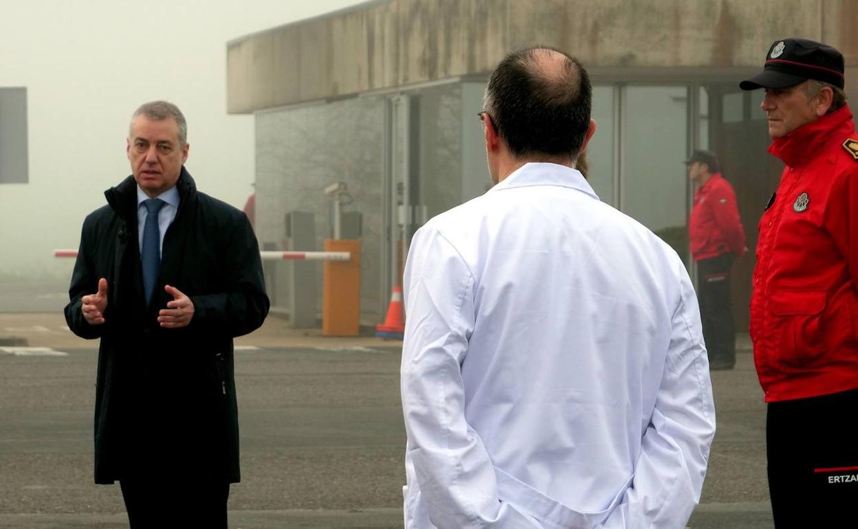 El lehendakari, durante una visita de reconocimiento a la labor a los profesionales sanitarios y de la Ertaintza.