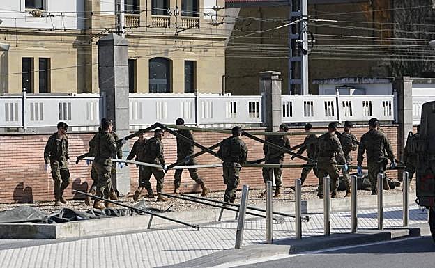 Imagen. Los militares desinfectan la estación de Atotxa