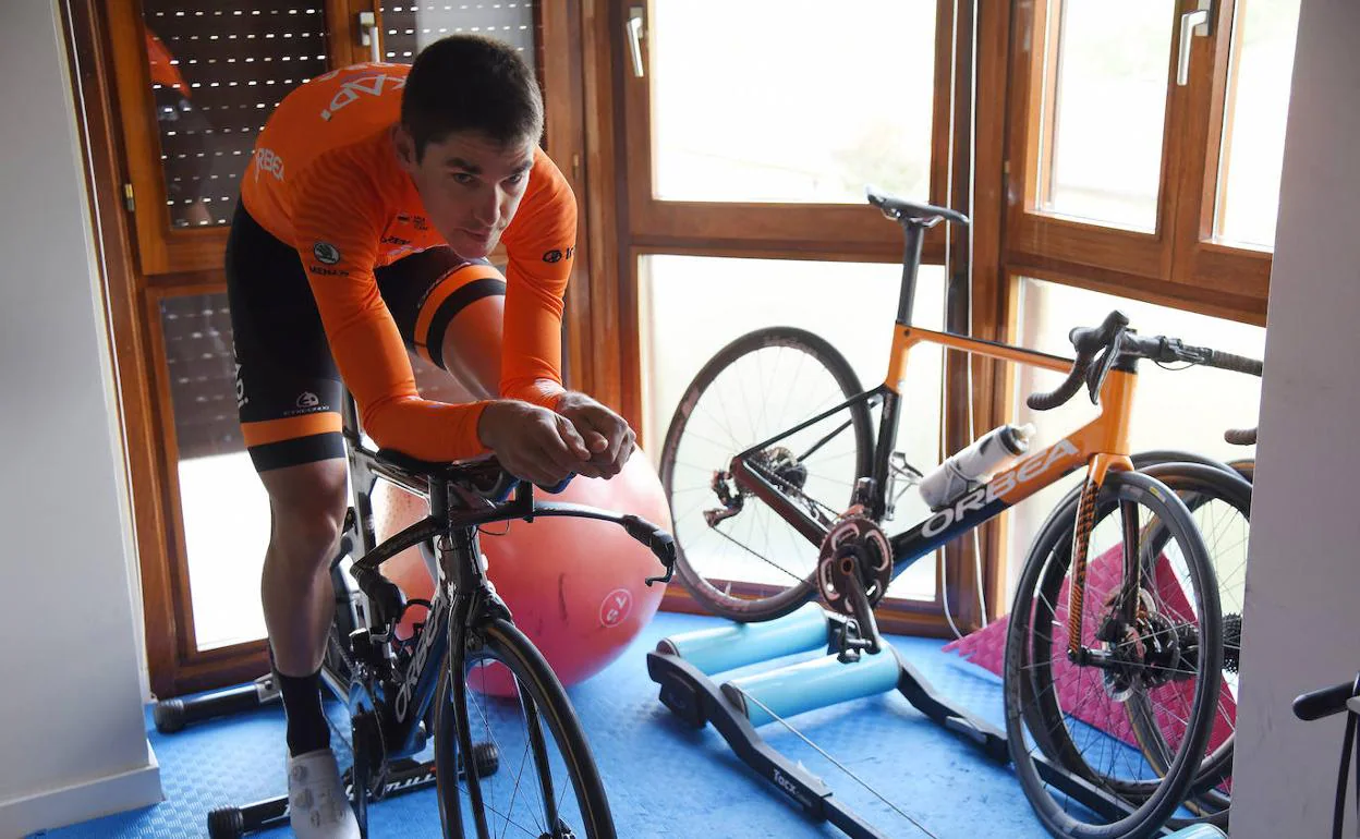 Mikel Iturria trata de mantener el tono físico entrenando en casa con el rodillo y el balón para los ejercicios de core.