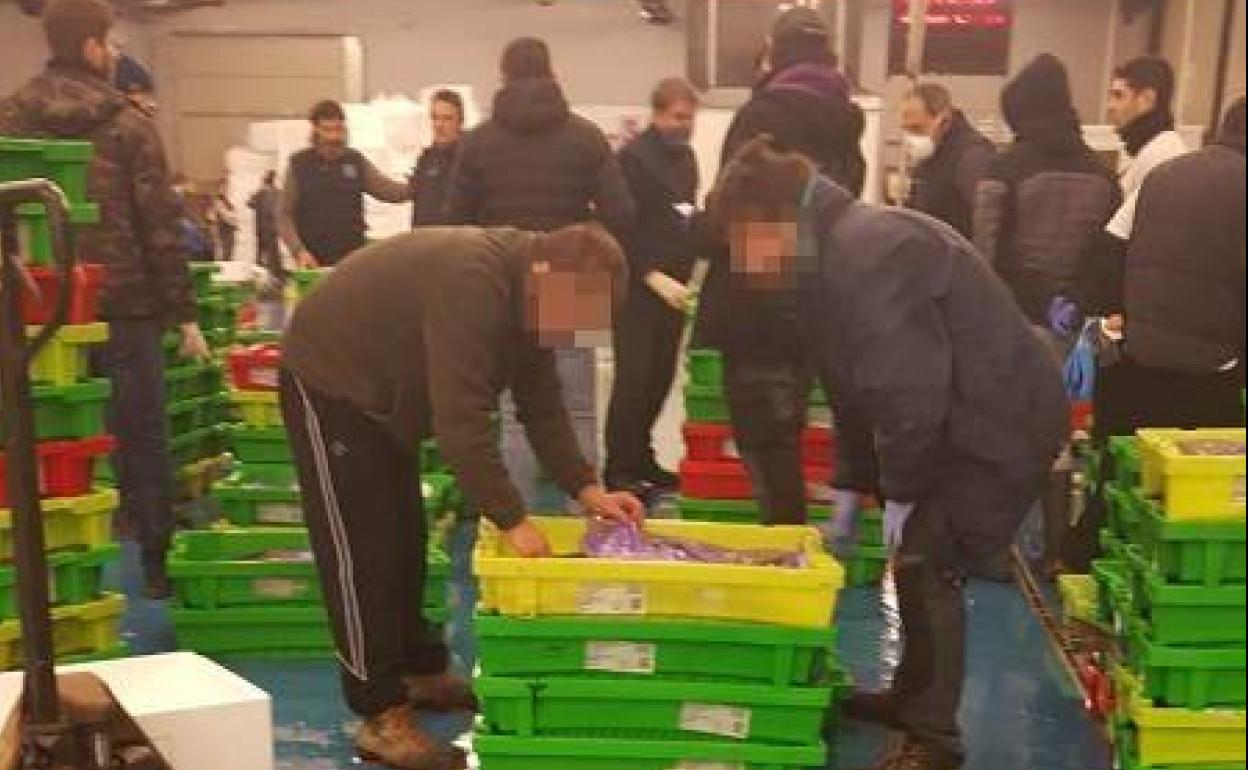 Coronavirus en Pasaia: usuarios de la lonja echan en falta medidas, mientras la Autoridad Portuaria dice cumplir el protocolo