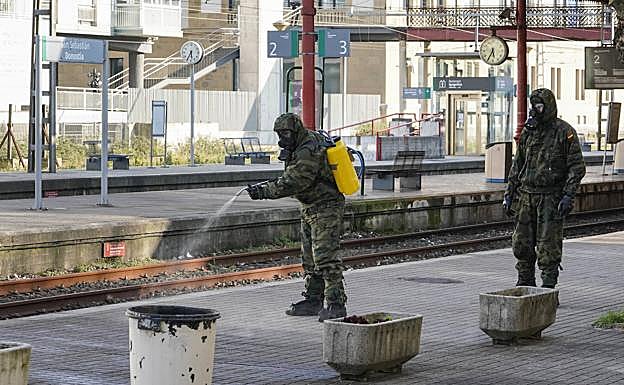 Los militares del cuatel de Loiola desinfectando en el interior del la estación del Norte 