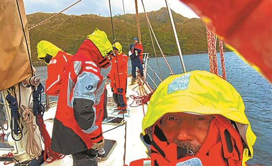 La tripulación del 'Pros' se protege del frío en la bahía Tilly, en los estrechos patagónicos.