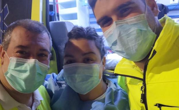 Imagen principal - Arriba, Manuel Sánchez (izquierda) y Carolina Castrillejo, durante una de las guardias. A la izquierda, aolo los sanitarios están en contacto con el paciente, el conductor está al margen. A la derecha, los equipos constan de buzo, mascarillas FPP2 o FPP3, guantes y gorro. 