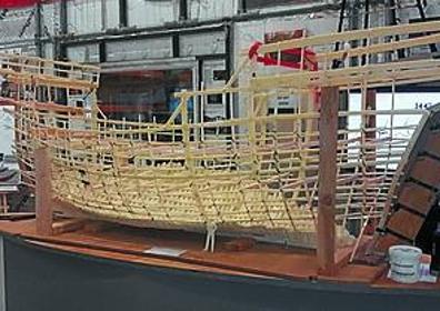 Imagen secundaria 1 - Xabier Alberdi, de Albaola, inspecciona piezas recuperadas junto a Toby Jones. A la izquierda, reconstrucción de la estructura de la nave.