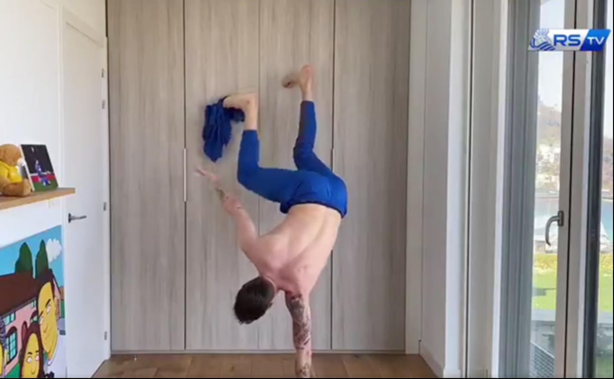 Los jugadores de la Real Sociedad se retan en números de circo