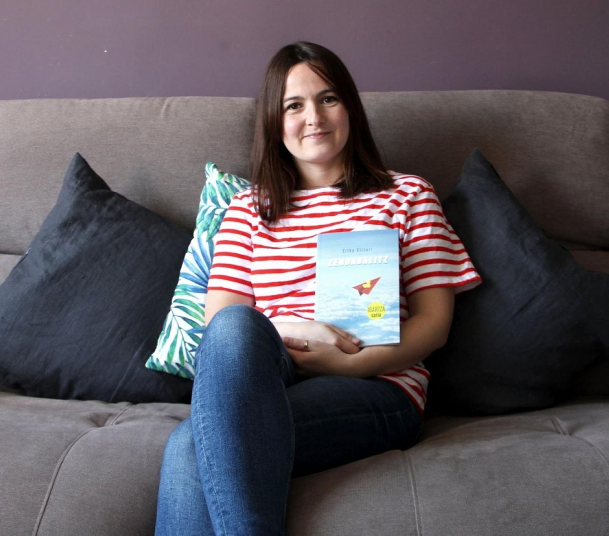 Etxetik bada ere, jaioberria, bere lehen literatur lan 'handia', hauspotzen saiatzen da idazle hernaniarra.