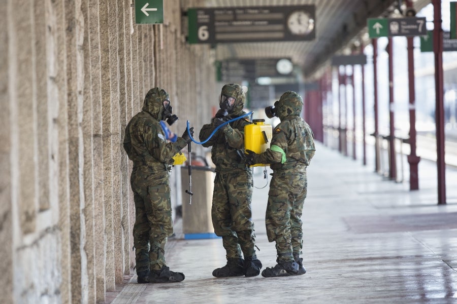Los militares, que llevan días actuando en diferentes enclaves como estaciones, aeropuertos y centros para personas sin hogar, han llegado a la estación de tren de Irun. 
