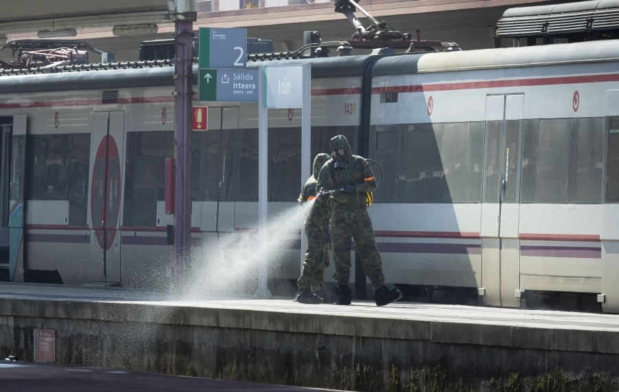 Los militares, que llevan días actuando en diferentes enclaves como estaciones, aeropuertos y centros para personas sin hogar, han llegado a la estación de tren de Irun. 