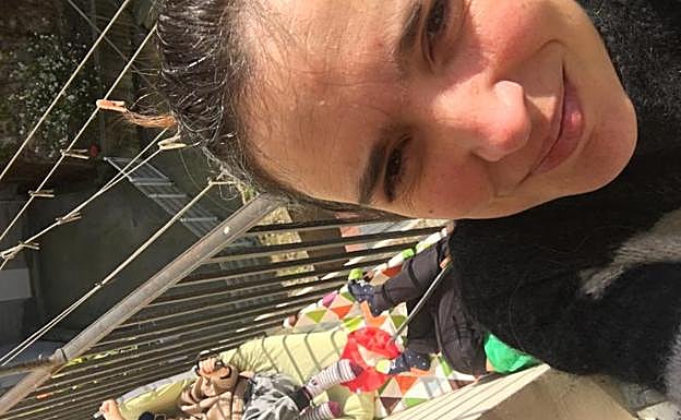 Elena Setién en su casa, donde da clases de canto a niños por videollamada.