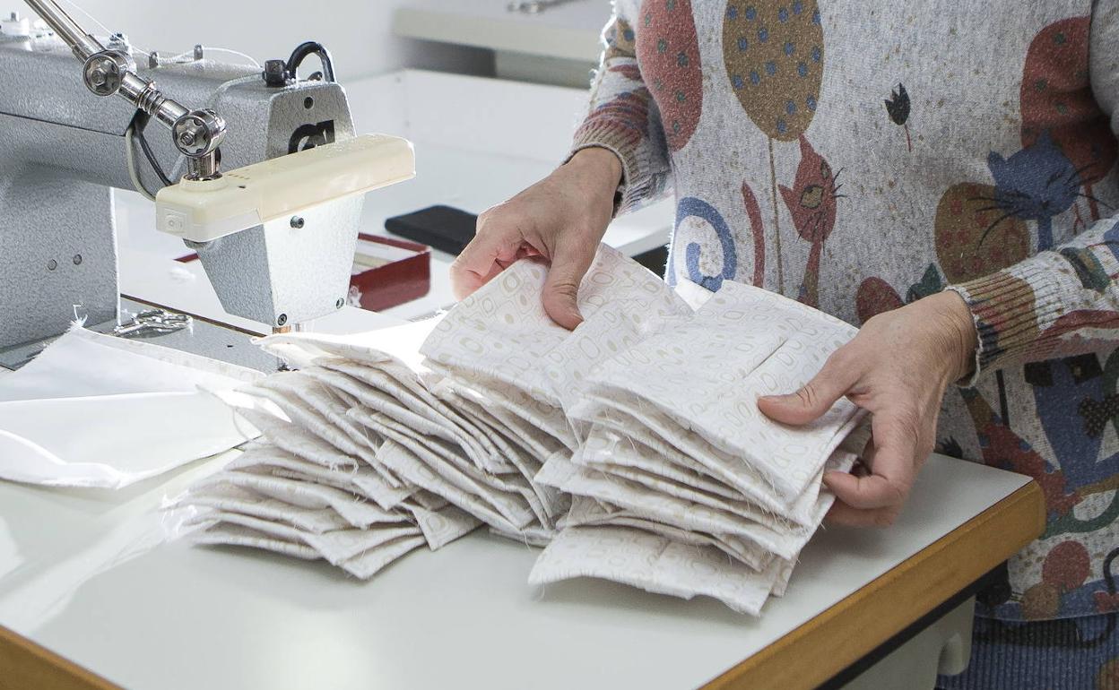 El Ayuntamiento de Irun y la Cruz Roja piden gomas para hacer mascarillas