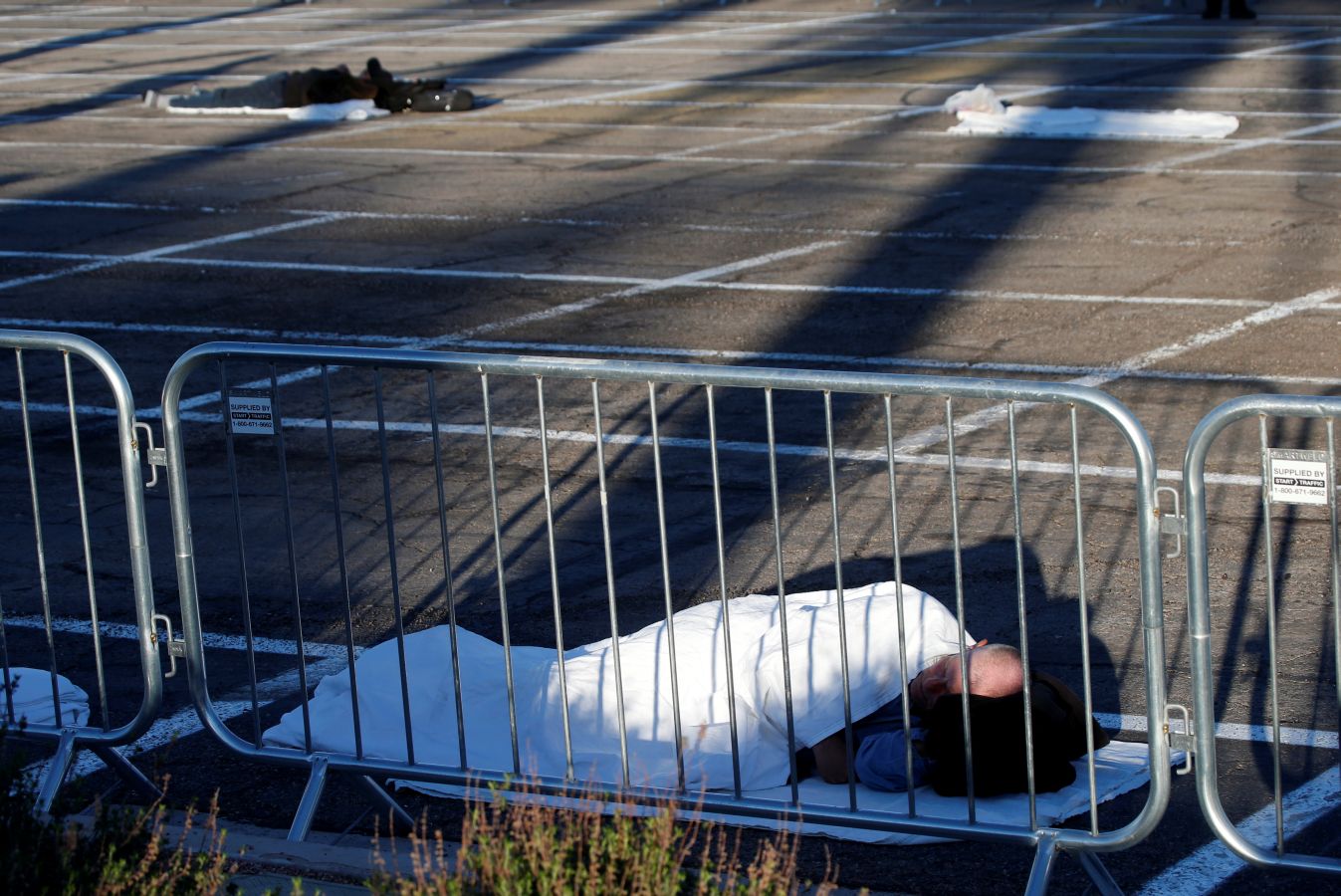 Mientras sus cientos de hoteles se vacían, las autoridades de Las Vegas han puesto en marcha lo que han denominado «albergue» en un aparcamiento, donde han pintado rectángulos en el suelo para que las personas sin hogar mantengan la distancia de seguridad.